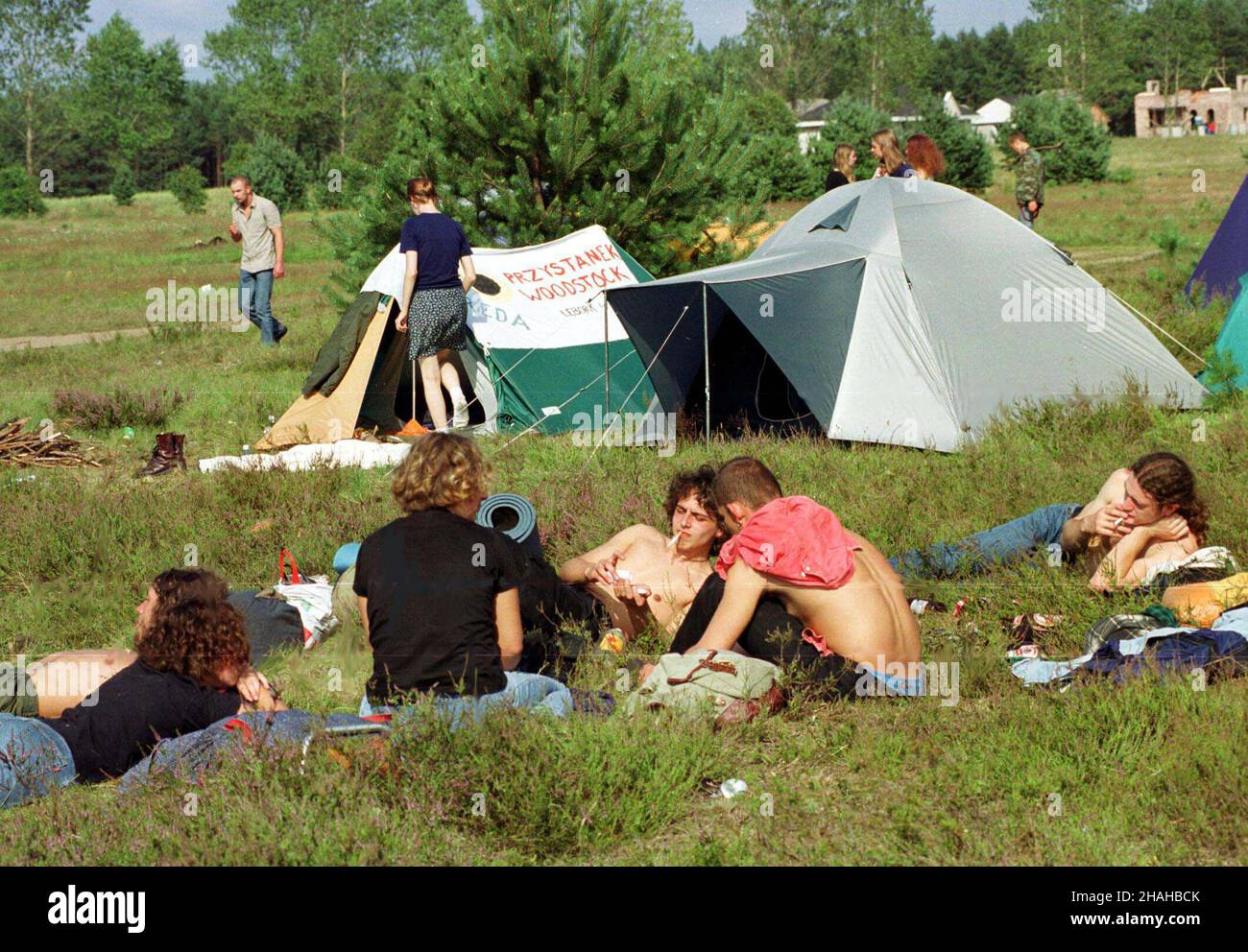 Lêbork, 05.08.2000. Nieoficjalny 'Przystanek Woodstock' w Lêborku. Przyjecha³o oko³o 1000 m³odych ludzi z ca³ego kraju. NIE pojawi³y siê zespo³y rockowe. (sr.) PAP/Stefan Kraszewski Lebork, 05.08.2000. No oficial Przystanek Woodstock Festival en Lebork. No hubo conciertos, pero llegaron unos 1000 jóvenes de Polonia. (sr.) PAP/Stefan Kraszewski Foto de stock