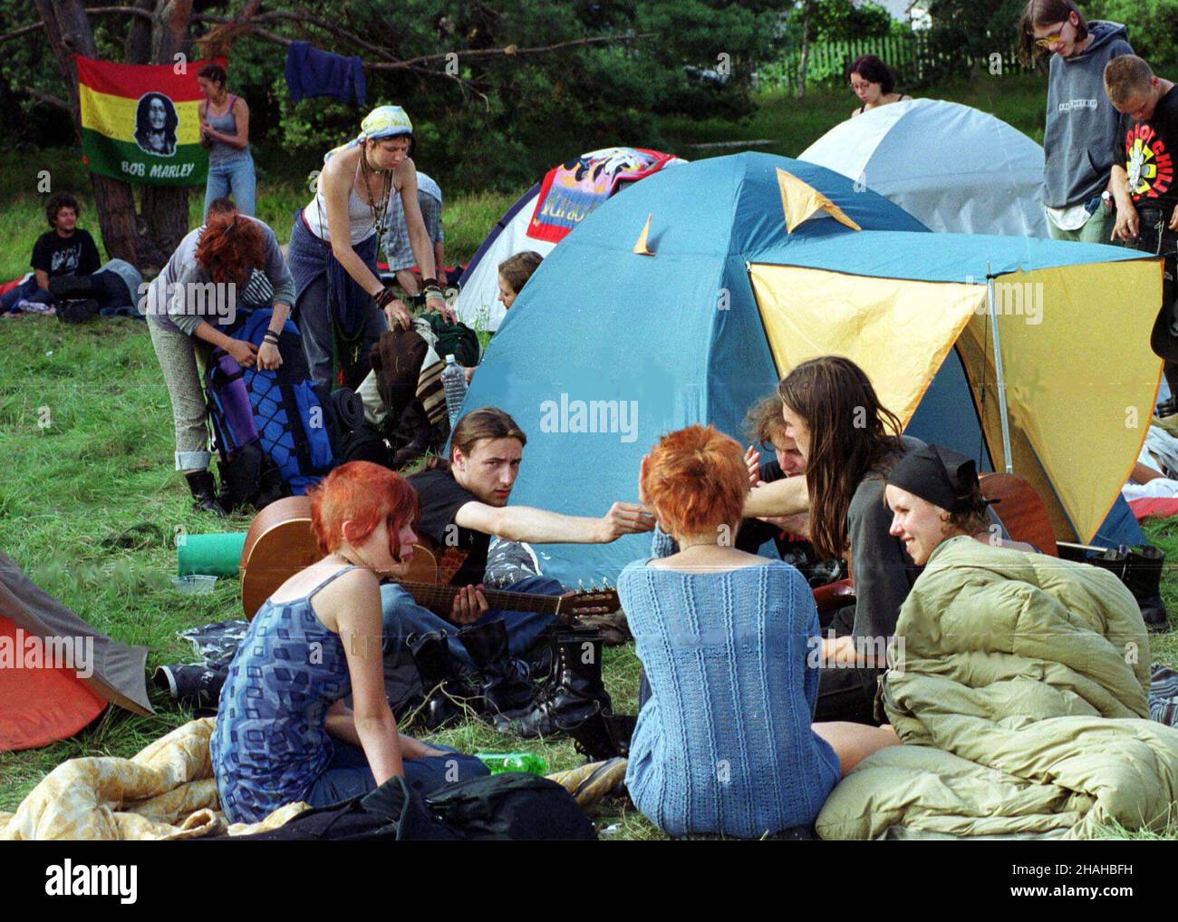 Lêbork, 05.08.2000. Nieoficjalny 'Przystanek Woodstock' w Lêborku. Przyjecha³o oko³o 1000 m³odych ludzi z ca³ego kraju. NIE pojawi³y siê zespo³y rockowe. (sr.) PAP/Stefan Kraszewski Lebork, 05.08.2000. No oficial Przystanek Woodstock Festival en Lebork. No hubo conciertos, pero llegaron unos 1000 jóvenes de Polonia. (sr.) PAP/Stefan Kraszewski Foto de stock