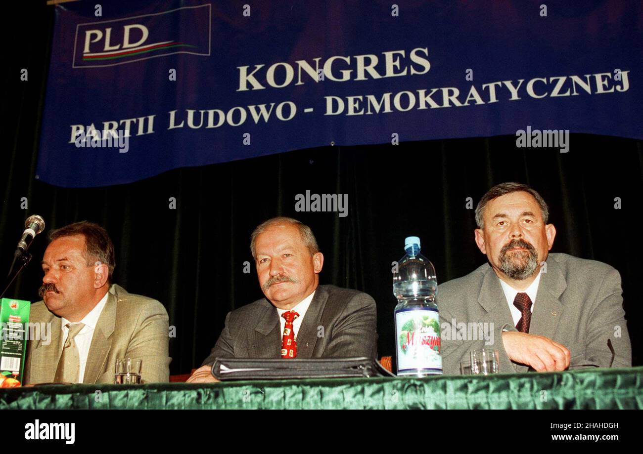 Warszawa, 12.05.2001. Przewodnicz¹cy Partii Ludowo-Demokratycznej Roman Jagieliñski (C), podczas obrad drugiego kongresu partii, którego g³ównym punktem jest przyjêcie programu wyborczego partii. PLD wystartuje w wyborach w porozumieniu z koalicj¹ sld-UP. (sr.) PAP/Radek Pietruszka Varsovia, 12.05.2001. Jefe del Partido Campesino-Democrático (PLD) - Roman Jagielinski (C) durante el congreso del Partido en Varsovia. La coalición de la Alianza de Izquierda Democrática (SLD) y el Sindicato del Trabajo (UP) firmaron un acuerdo electoral con el Partido Democrático Campesino (PLD), bajo el cual el Sejm y el Senado del PLD se candán Foto de stock