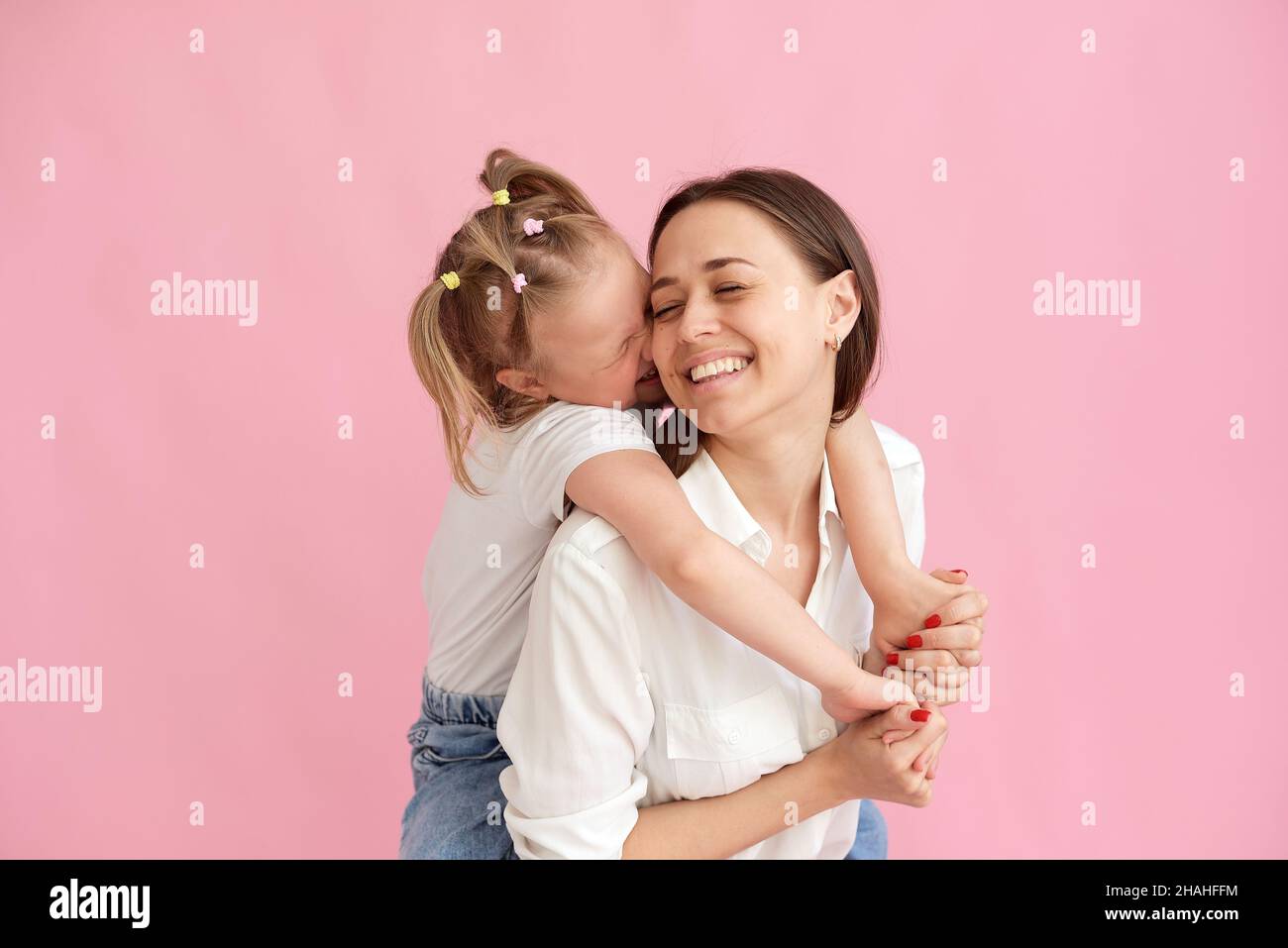 La Hija Le Da Un Beso A Su Madre En La Mejilla Concepto Del Día De La Madre Amor De La Madre Y 