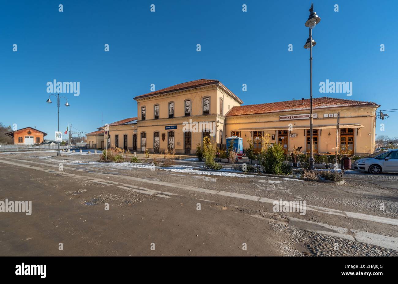 Cuneo, Piamonte, Italia - 11 de diciembre de 2021: Antigua estación de tren Gesso, ahora sede del Museo Memoriale Divisione Alpina Cuneense Foto de stock