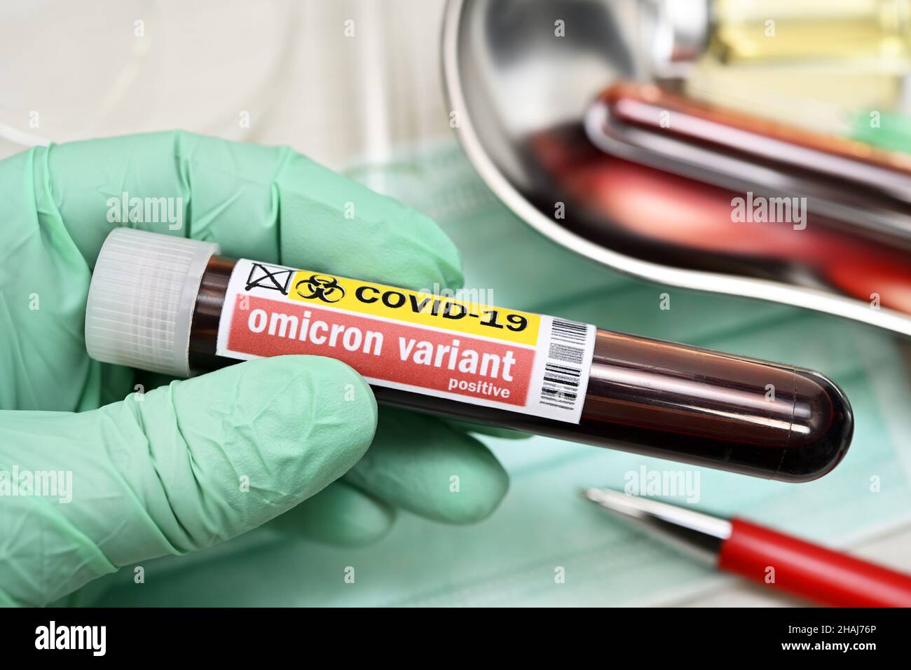 Tubo de análisis de sangre, variante de omicron B.1.1.529 Foto de stock