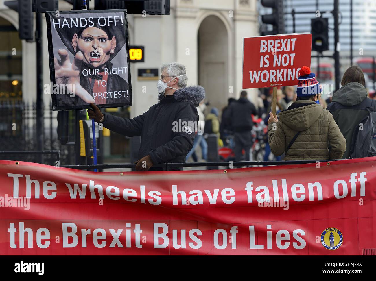Londres, Reino Unido. 8th de Dic de 2021. Los manifestantes anti-gubernamentales en Parliament Square hacen campaña contra las consecuencias del Brexit y lo que ven como gobierno Foto de stock