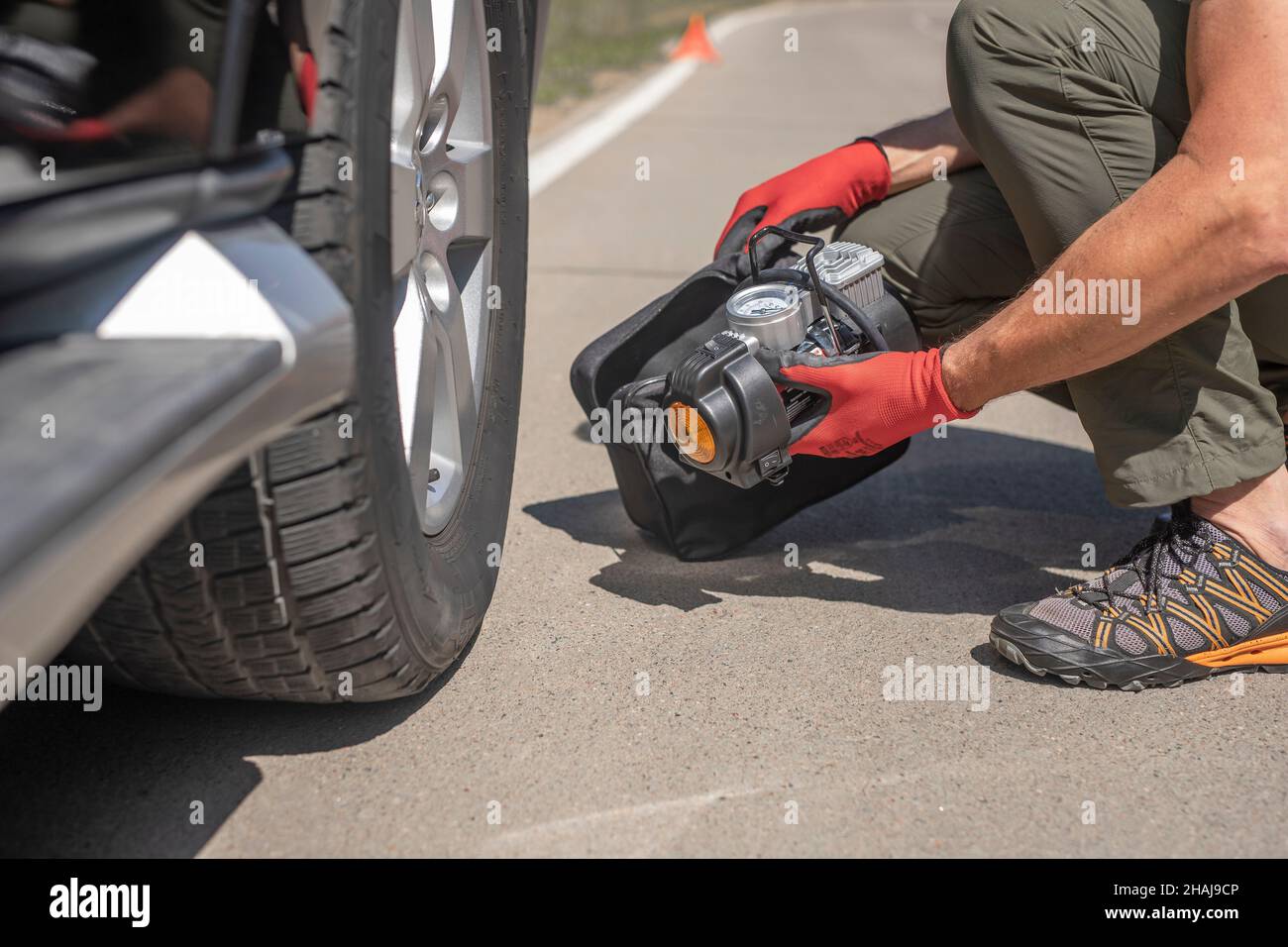 Guante de mano macho y bomba de neumático portátil para inflar la rueda  automática. Compresor de aire del inflador de neumáticos con manómetro  Fotografía de stock - Alamy