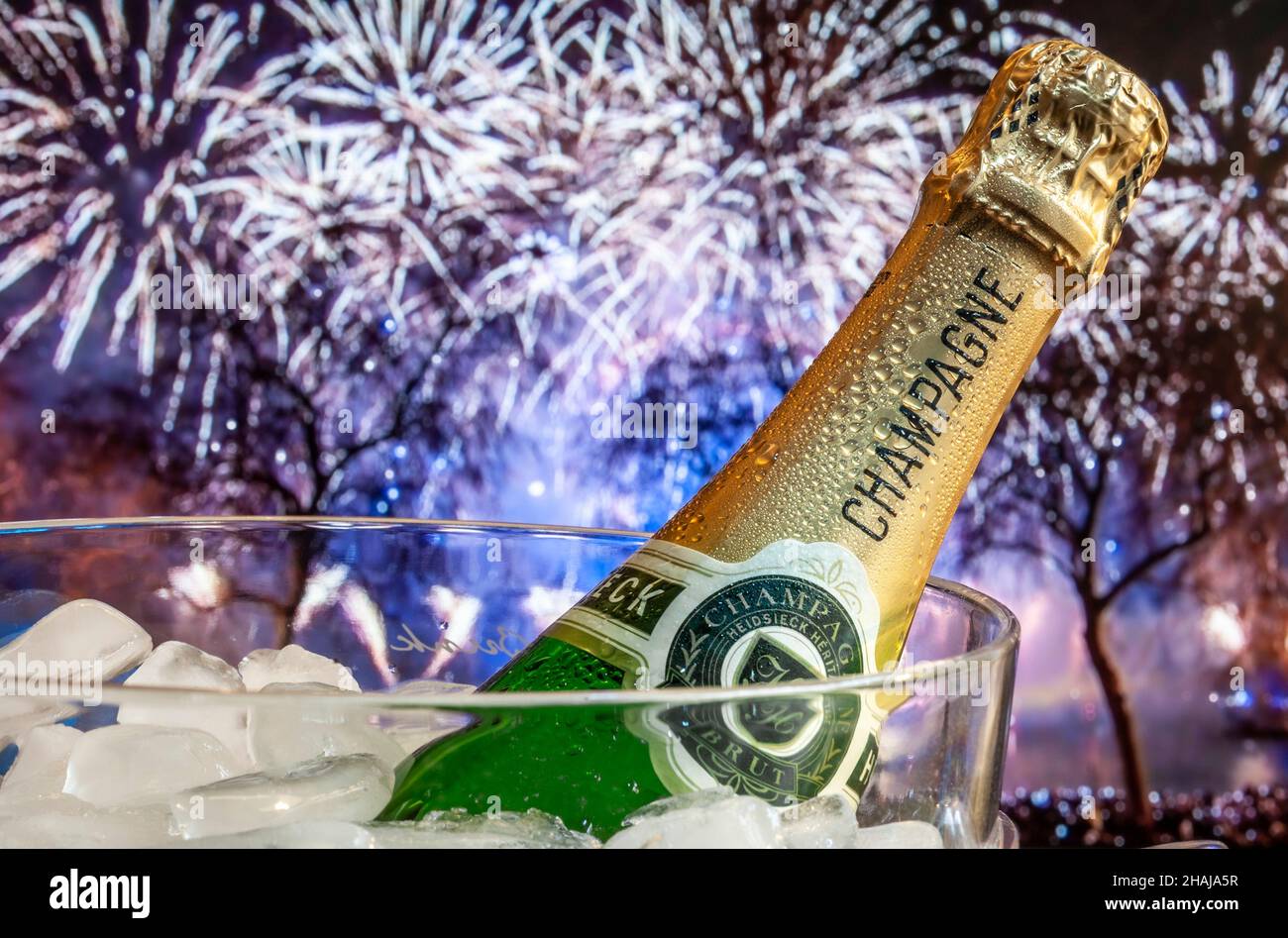 Fuegos artificiales Champagne 2022 sobre hielo en la nevera de vino con fuegos artificiales de fiesta de celebración detrás. Charles Heidseck etiqueta Francia francesa Foto de stock
