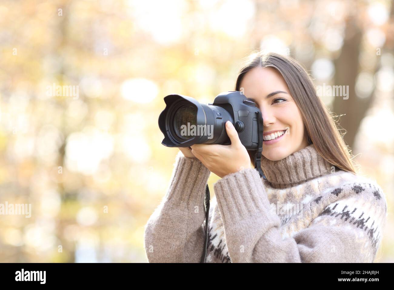 Chica con cámara en sus manos tomando fotos fotografías e imágenes de alta  resolución - Alamy