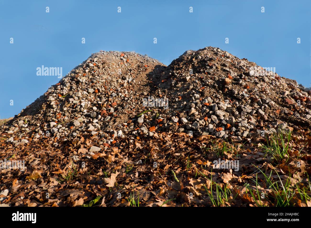 Montón de escombros granulados, destinados a mejorar un camino arenoso Foto de stock