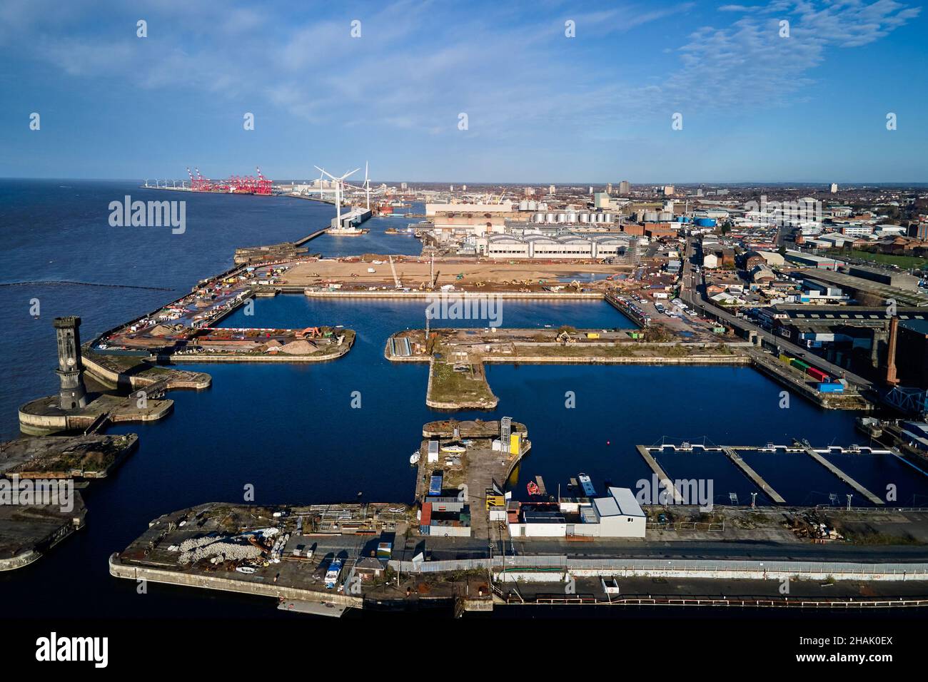 Liverpool, Merseyside, Reino Unido - Dic, 02 2021. Una vista aérea general del puerto de Liverpool, catalogado como de grado II, y con el muelle Bramley-Moore en el backgroun Foto de stock