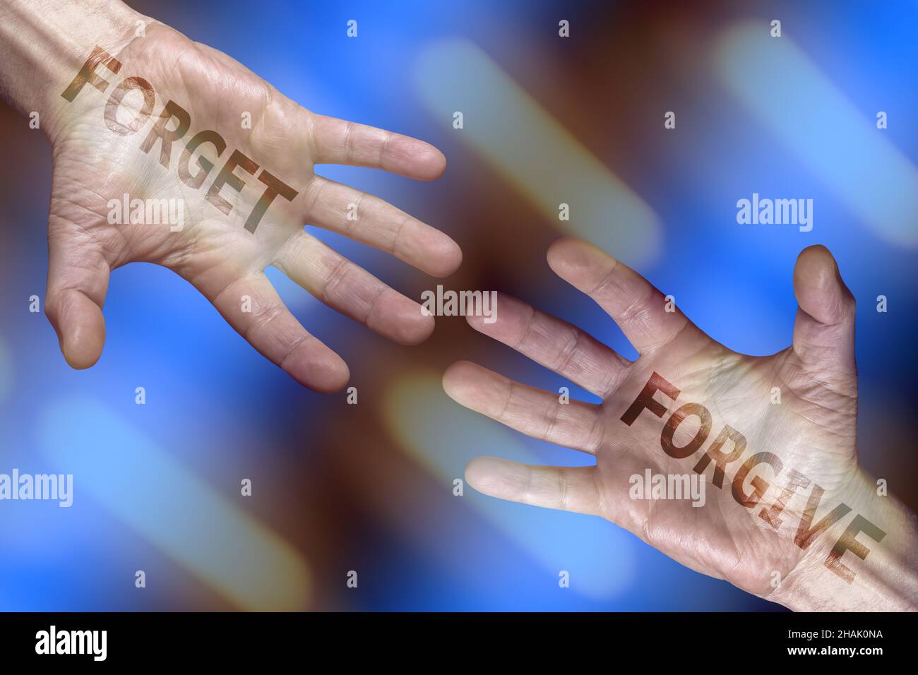 manos con perdón y olvidar texto sobre fondo azul abstracto, emociones, cuidado, armonía, sentimientos, relaciones humanas, concepto de imagen Foto de stock