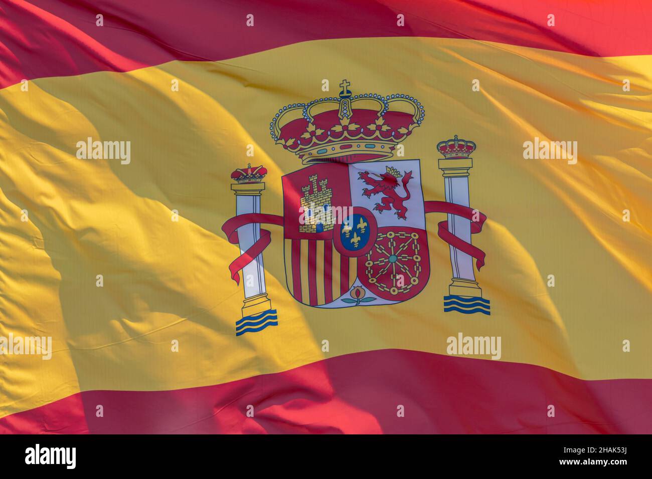 Parte de la bandera nacional española ondeando, cerca. Reino de España, ESP Foto de stock