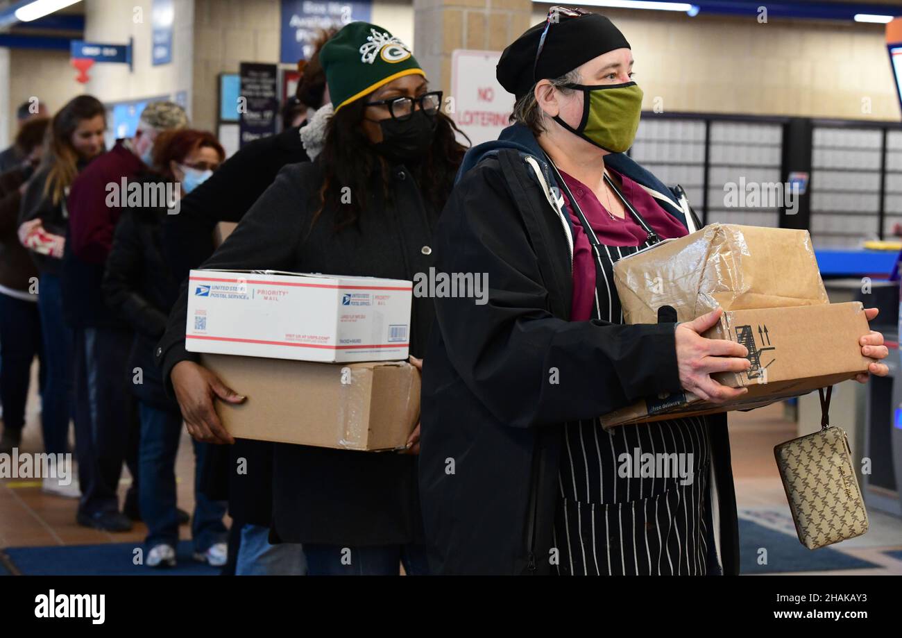 Racine, Wisconsin, Estados Unidos. 13th de Dic de 2021. Los clientes  incluyendo TAMMY SCHMITZ, a la derecha, esperan para enviar paquetes de  vacaciones en la oficina de correos de West Racine en