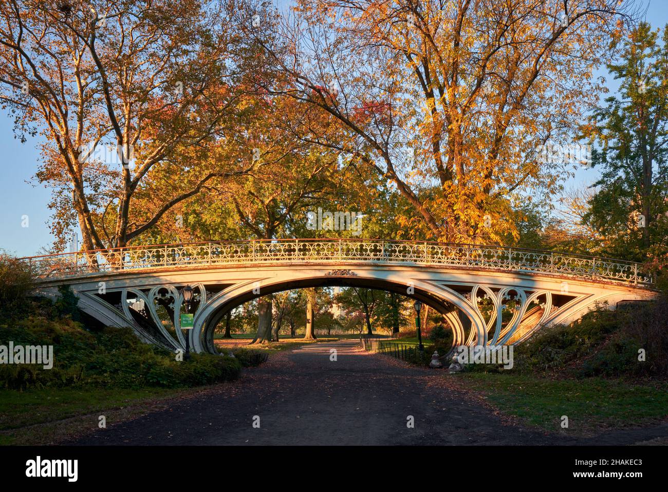 Puente Gótico (Puente Nº 28) en Central Park en los colores pico de la temporada de otoño. Manhattan, Nueva York Foto de stock