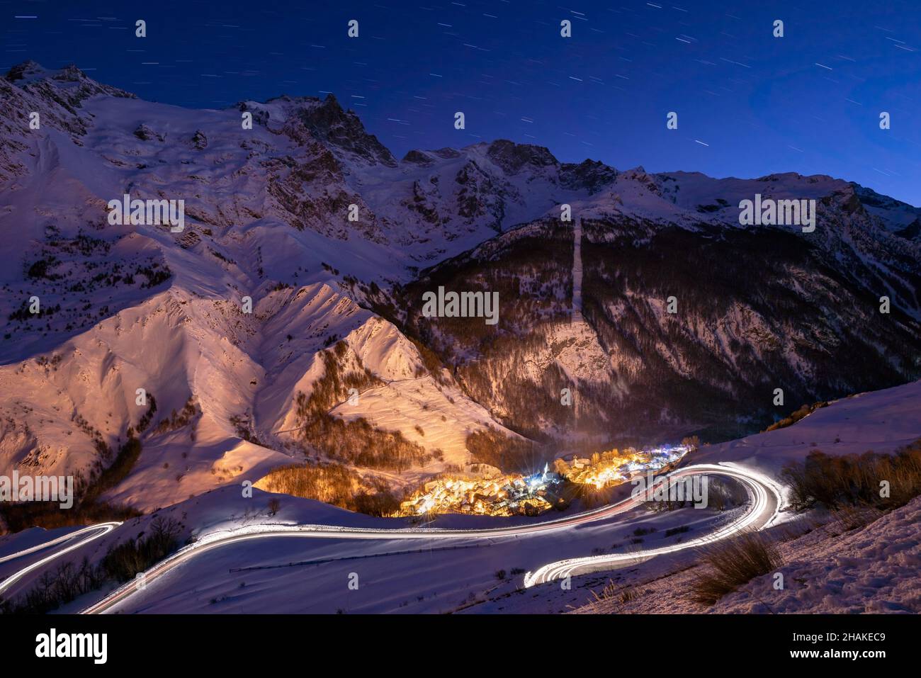 Parque Nacional Ecrins y el pueblo de La Grave iluminado al atardecer con el pico de La Meije. Estación de esquí en Altos Alpes (Alpes franceses). Francia Foto de stock