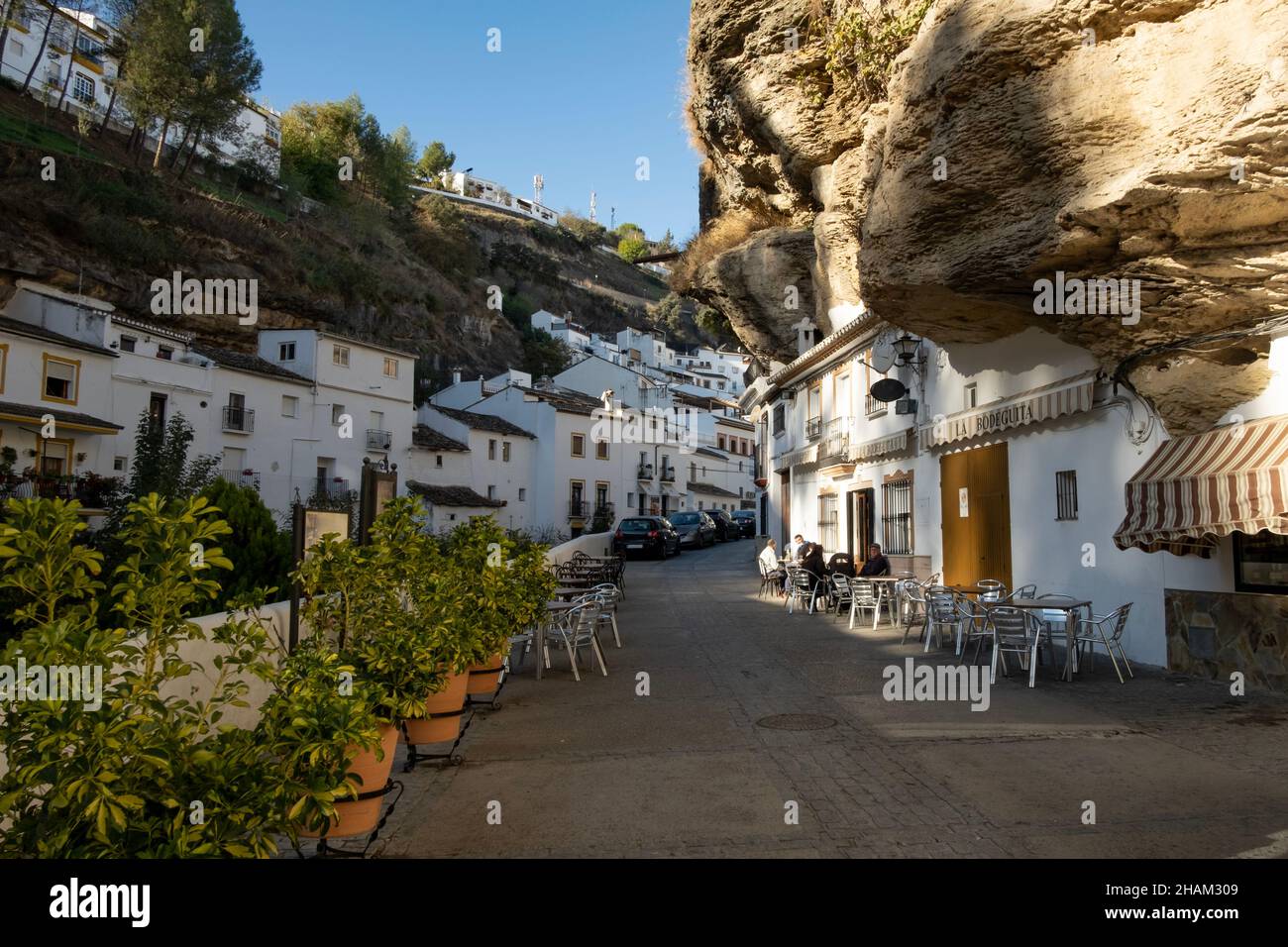 Café callejero en Setenil de las bodegas, España Fotografía de stock - Alamy