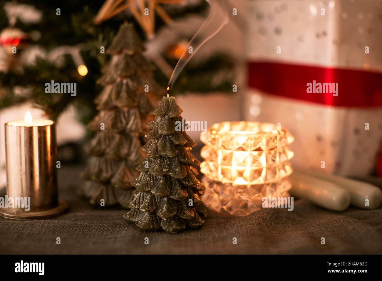 Velas y decoraciones en forma de árbol de Navidad Foto de stock