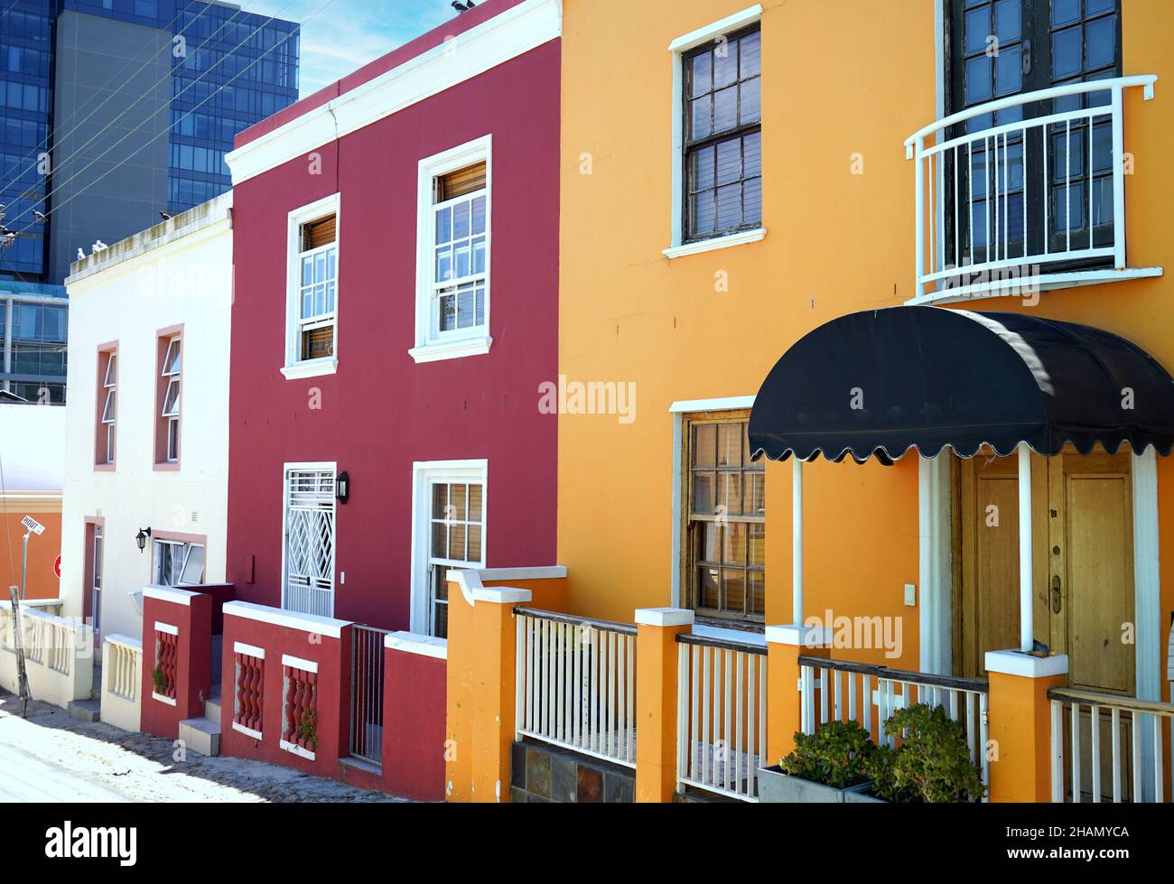 Distrito de Bo-Kaap, Ciudad del Cabo, Sudáfrica - 14 de diciembre de 2021 : distinguidas casas brillantes en el distrito de bo-kaap de Ciudad del Cabo, Sudáfrica Foto de stock