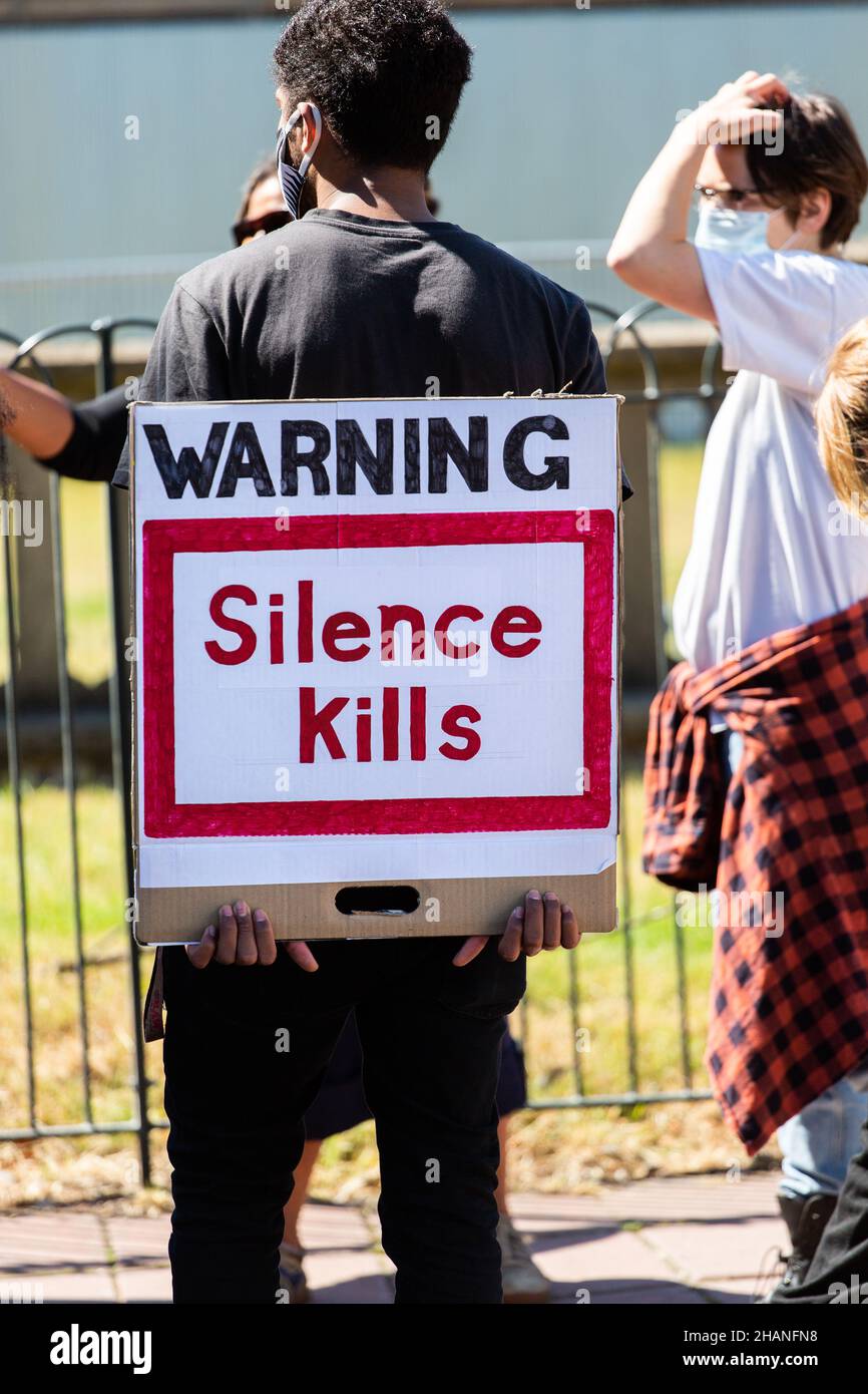 BLM protestor en Brighton 2020 con silencio mata signo Foto de stock