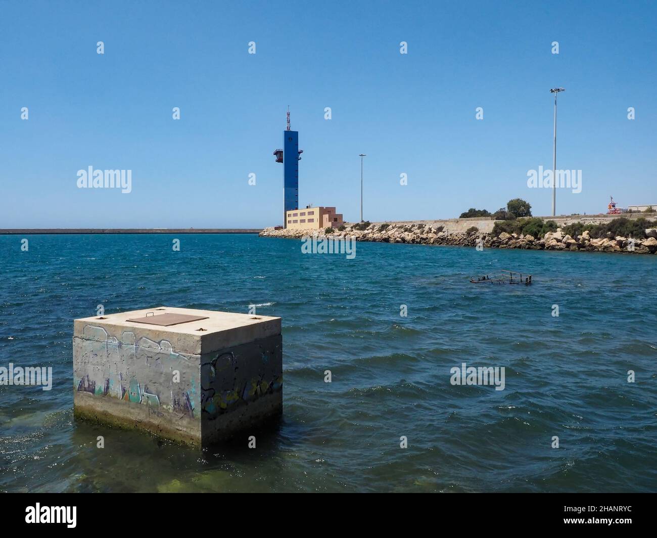 Rompeolas y embarcadero del puerto de Almería Foto de stock