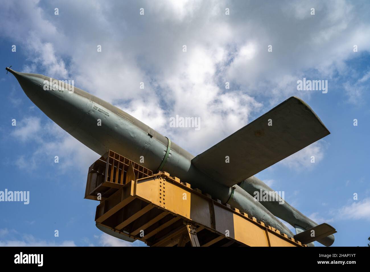 alemán V1 Rocket de la segunda guerra mundial frente al cielo azul en Blockhaus d'Éperlecques, Nord Pas de Calais, Francia 08-24-2021 Foto de stock
