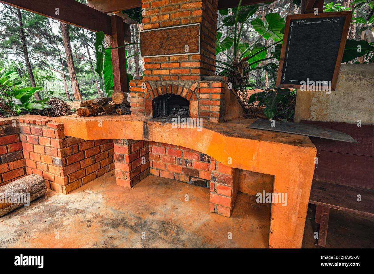 Brazier de ladrillo rojo en el centro turístico de las montañas. El horno  al aire libre Tandoor chocó en la zona de aparcamiento. Área de recreación  para cocinar comida Fotografía de stock -