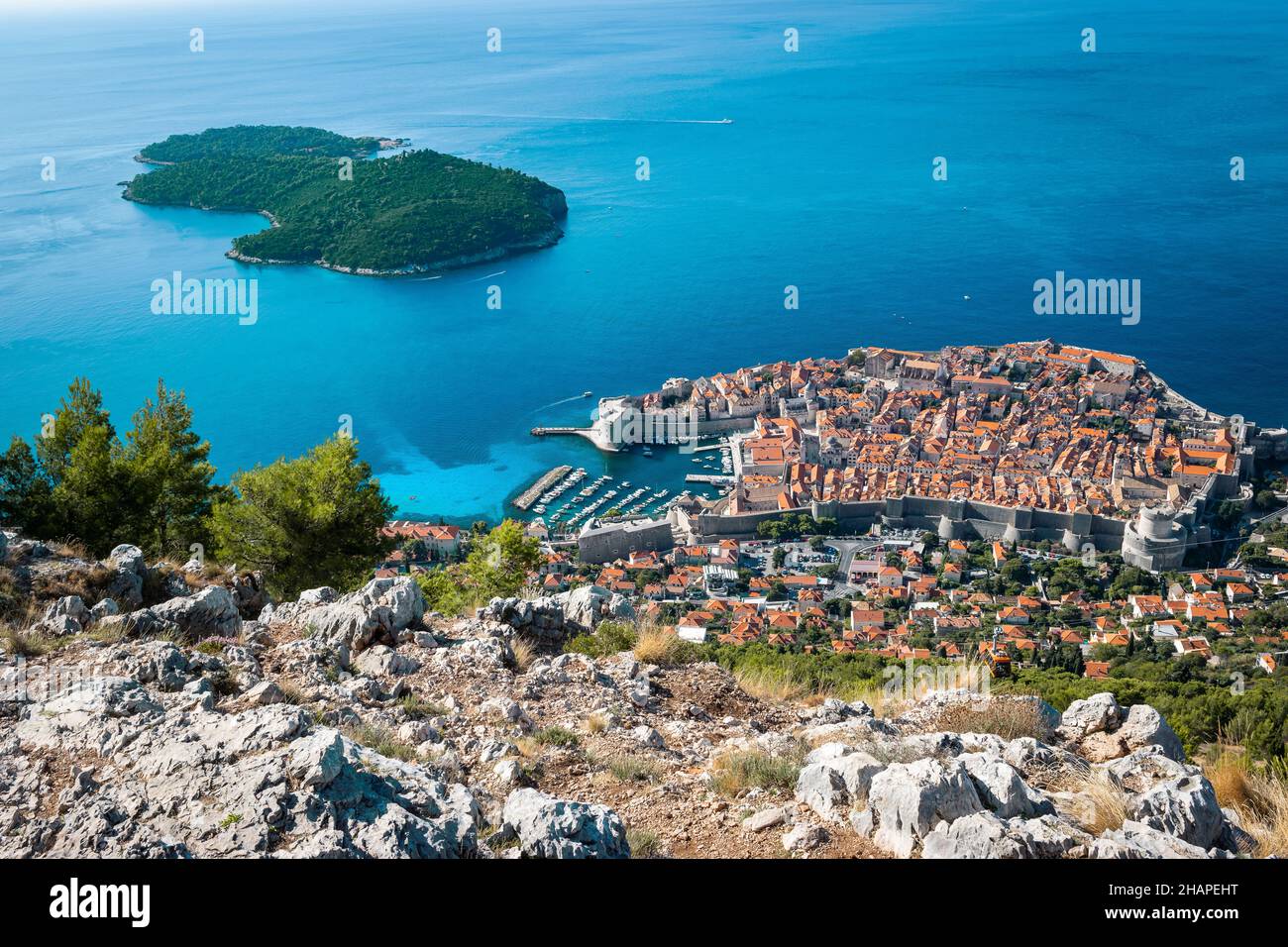 Vista aérea del casco antiguo de Dubrovnik y la isla de Lokrum. Foto de stock