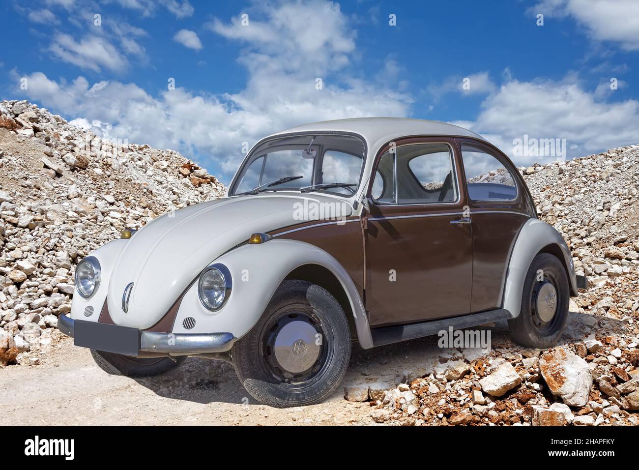 PULA, CROACIA - 25 DE JUNIO de 2015: VW escarabajo viejo-timer coche estacionado en el paso estrecho de piedra en Pula, Croacia Foto de stock