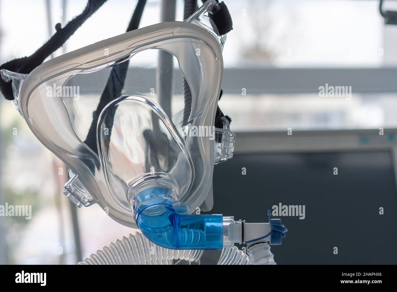 Mascarilla de ventilación no invasiva, vista de cerca, sobre el ventilador  médico de fondo en UCI hospitalaria Fotografía de stock - Alamy