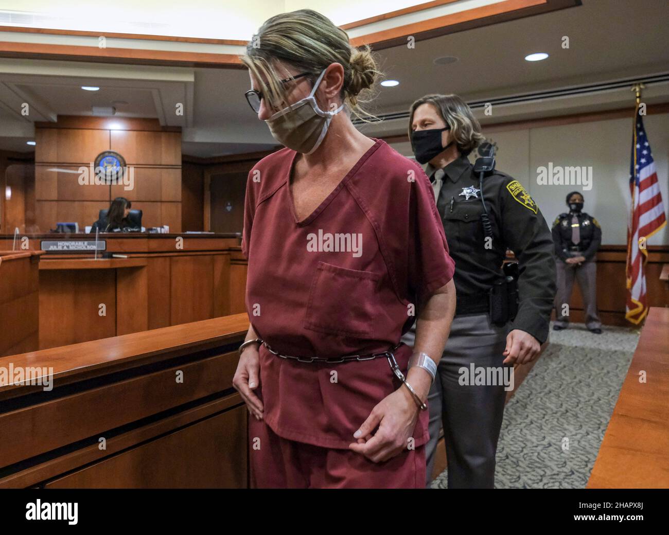 Jennifer Crumbley, que enfrenta cuatro cargos de homicidio involuntario, aparece para una audiencia procesal en Rochester Hills, Michigan, EE.UU. El 14 de diciembre de 2021. REUTERS/Seth Herald Foto de stock