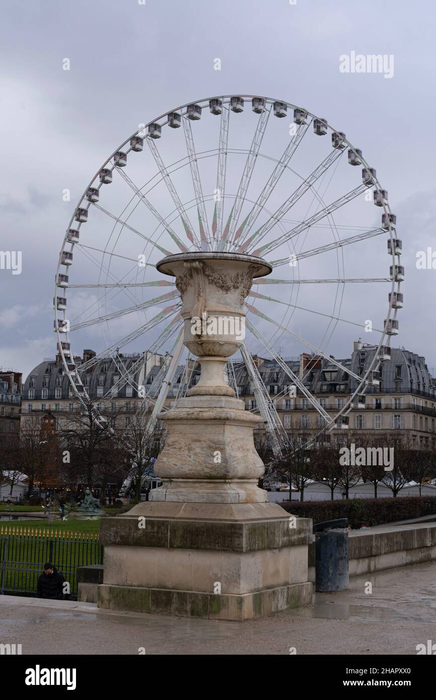 Paris, Francia - 12 04 2021: Vista de la rueda de jerez-go-round del jardín  de las Tullerías cerca de la gran cuenca redonda Fotografía de stock - Alamy