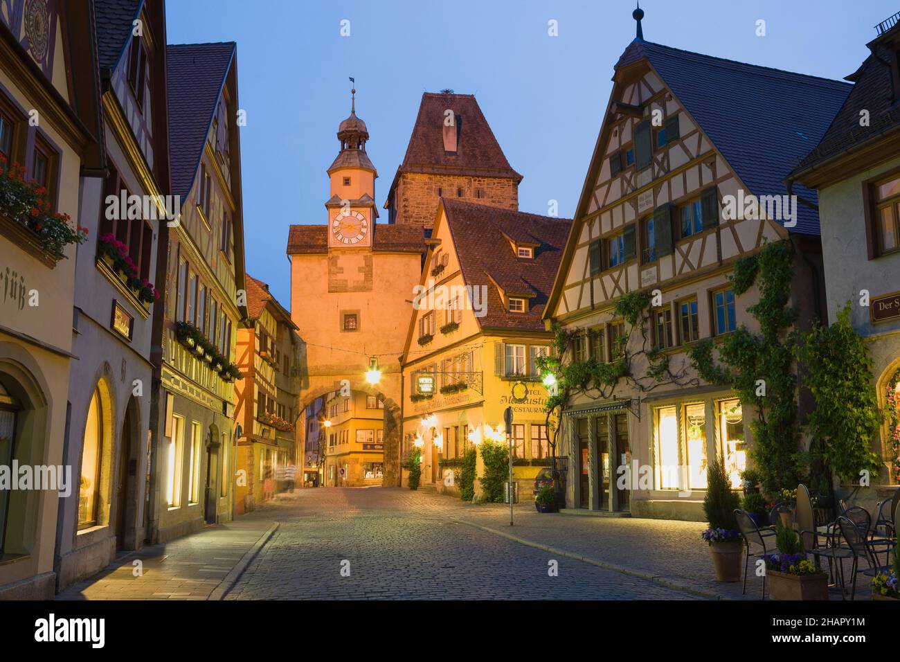 Calle medieval que conduce a Markusturm, Rothenburg ob der Tauber, Franconia, Baviera, Alemania Foto de stock