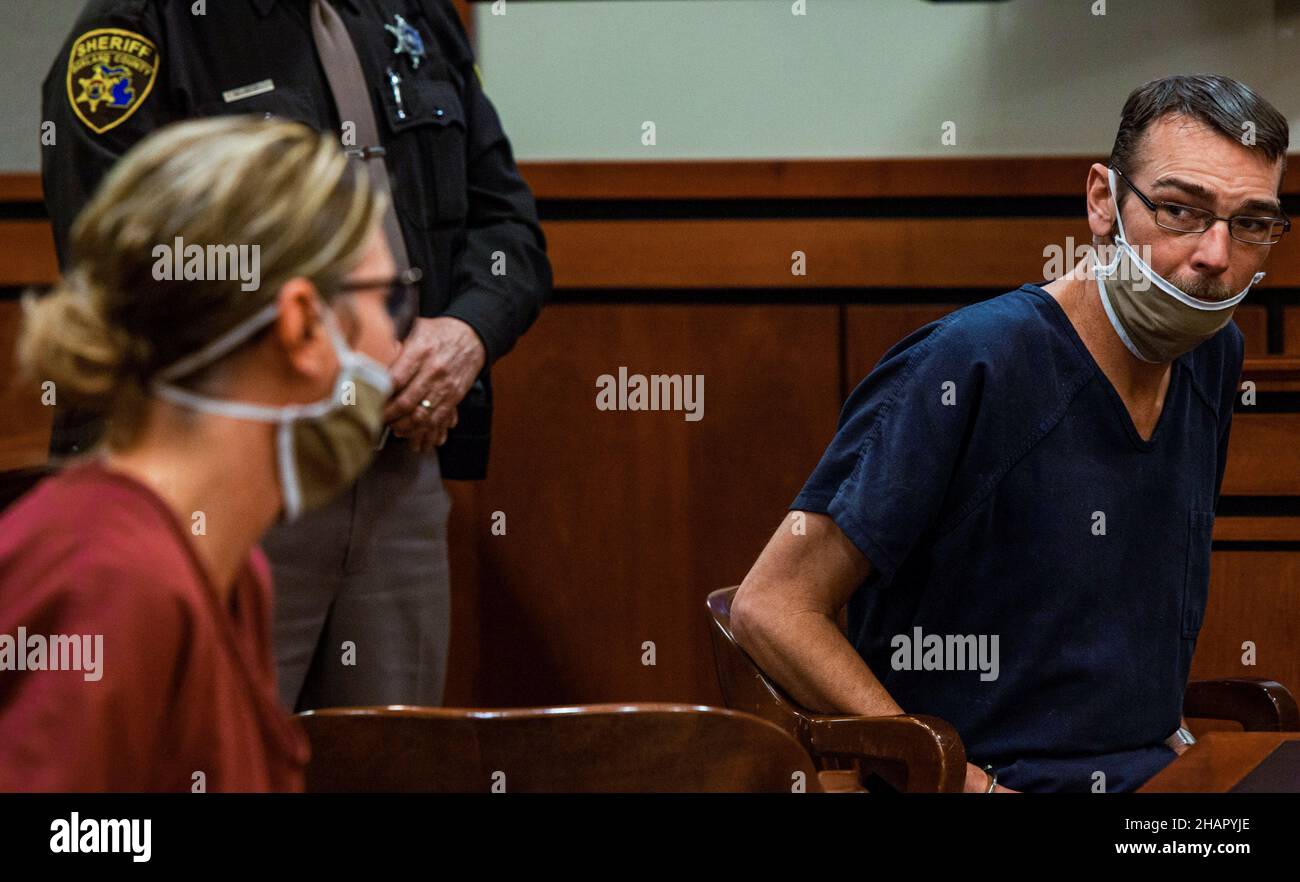 James Crumbley mira a su esposa Jennifer Crumbley, ambas enfrentan cuatro cargos de homicidio involuntario, durante una audiencia procesal en Rochester Hills, Michigan, EE.UU. El 14 de diciembre de 2021. REUTERS/Seth Herald Foto de stock