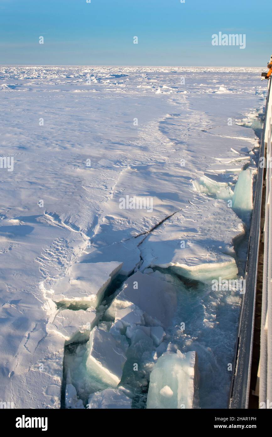 Alta ártica. Cubiertas de Le Commandant Charcot en paisaje polar. Potente rompehielos de GNL verde. Foto de stock