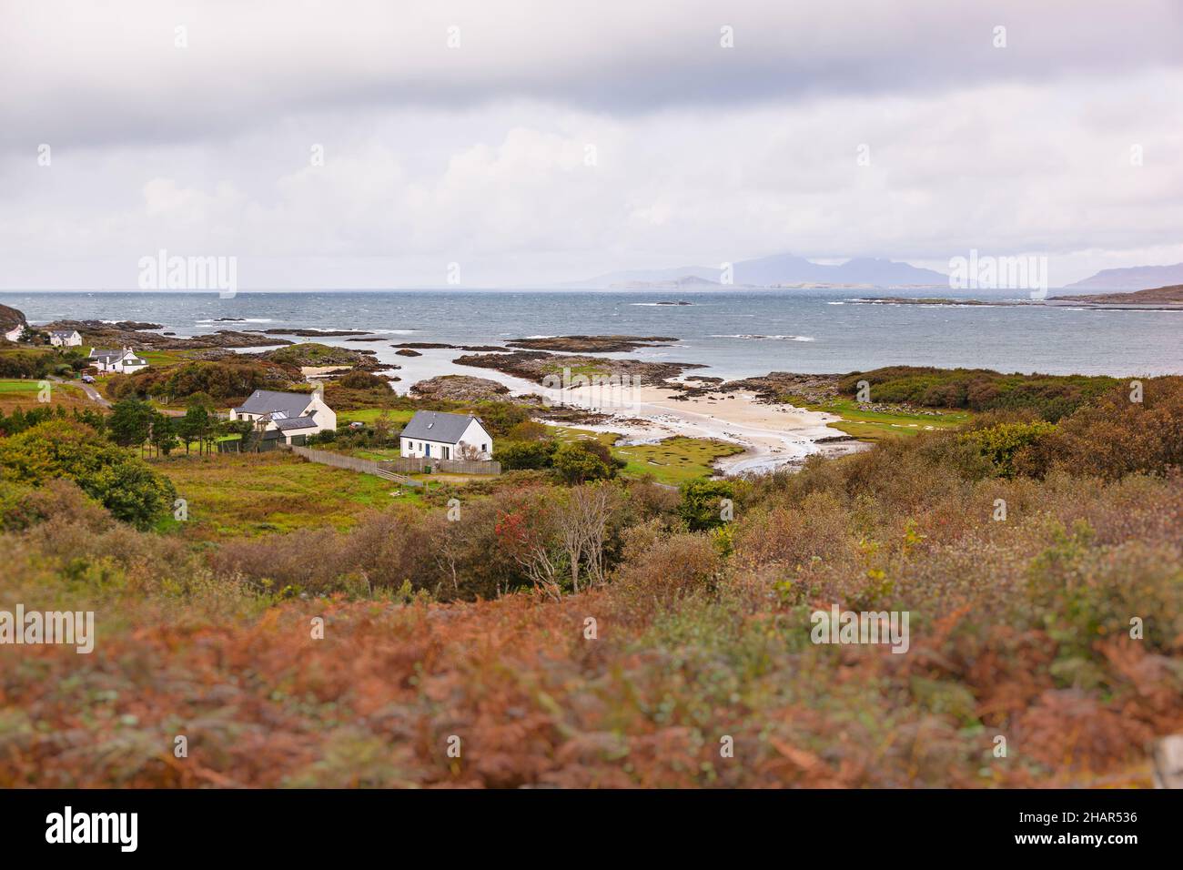 El pequeño municipio de Portuairk, el asentamiento más occidental en el continente británico en Escocia Occidental, tiene vistas a las pequeñas islas Foto de stock