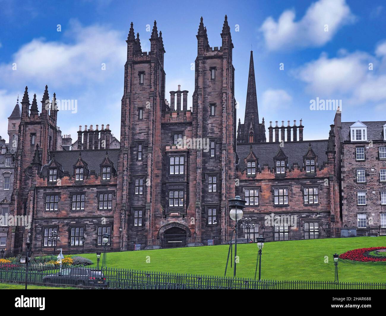 Vista frontal del New College de la Universidad de Edimburgo, mirando hacia Castle Hill Foto de stock
