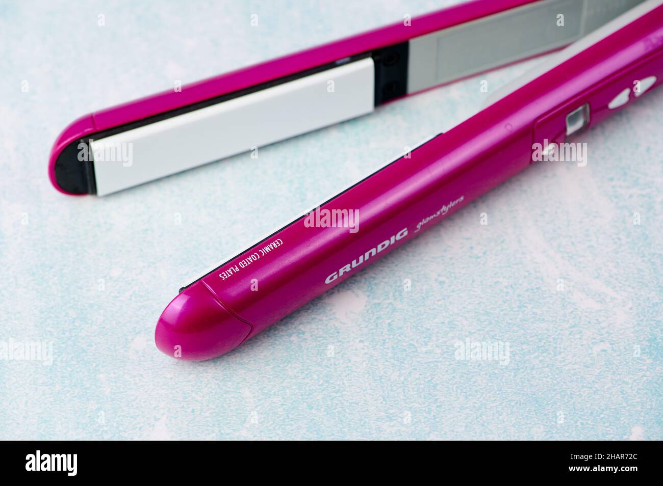 Plancha rosa de la marca Grundig sobre fondo azul Fotografía de stock -  Alamy