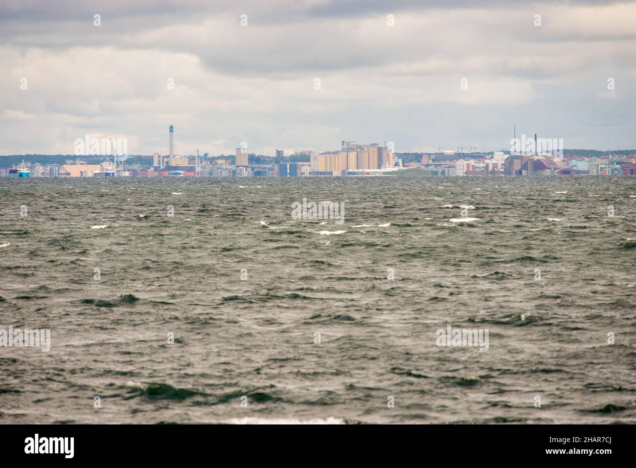 Helsingborg en Suecia visto desde el agua a distancia Foto de stock