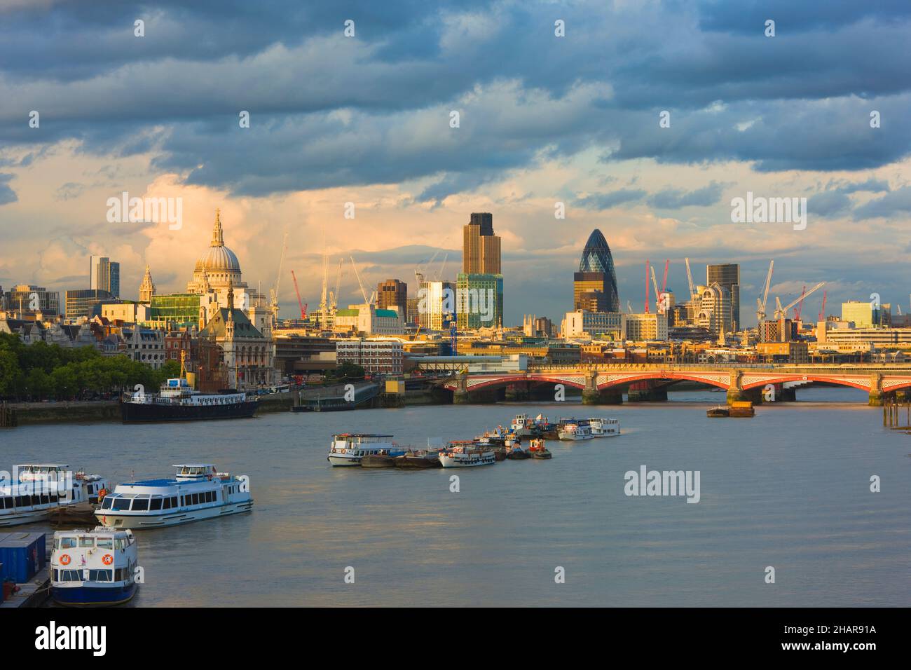 Paisaje urbano de Londres a lo largo del río Támesis, Londres, Reino Unido Foto de stock
