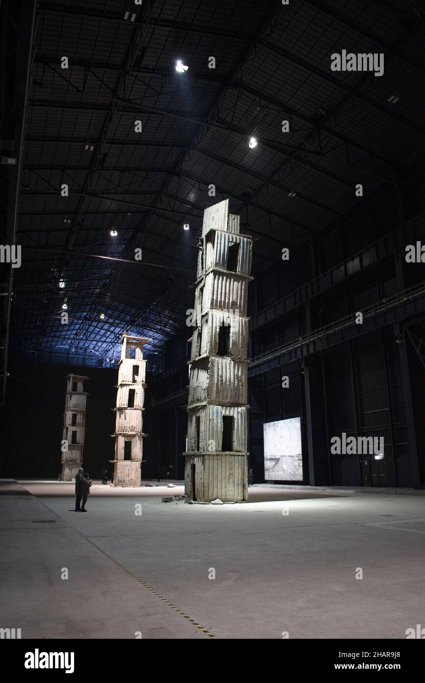 Milán, Italia: Los visitantes caminan por los Siete Palacios Celestiales, la instalación permanente del escultor alemán Alnselm Kiefer en Pirelli Hangar Bicocca Foto de stock