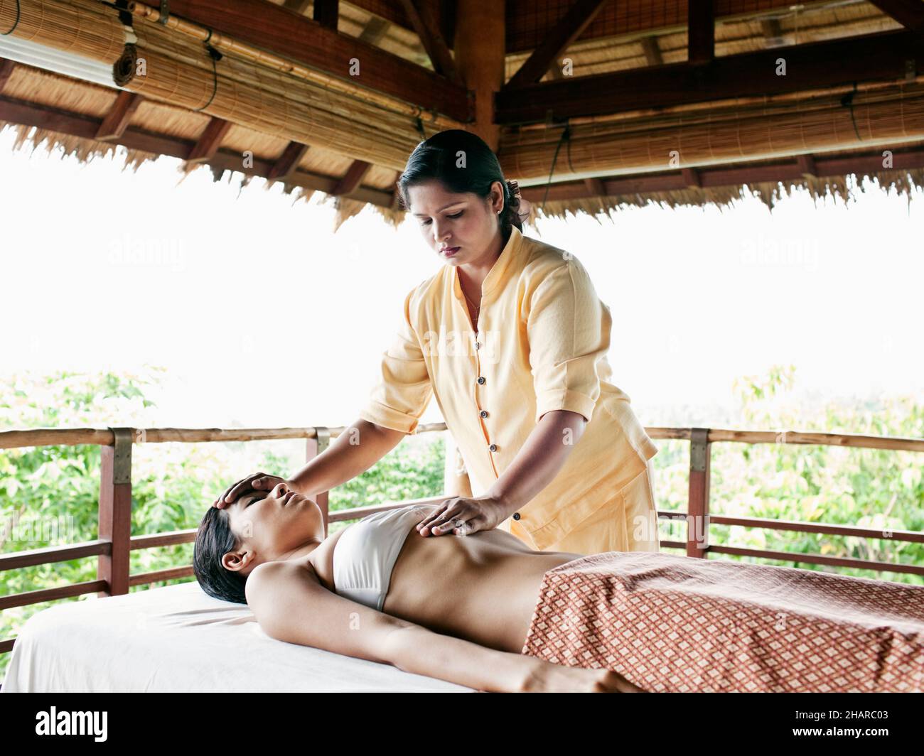 Mujer recibiendo Reiki en Kamalaya, Koh Samui, Tailandia. Una mujer recibe reiki, un tratamiento de curación de energía, en el spa del complejo Kamalaya. 7 de enero, Foto de stock