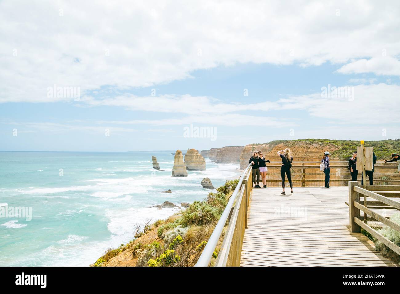 Port Campbell, Victoria Australia - 11 de diciembre de 2021 - Amigos fotografiándose unos a otros en el destino turístico de 12 Apóstoles en la Gran Carretera Oceánica Foto de stock