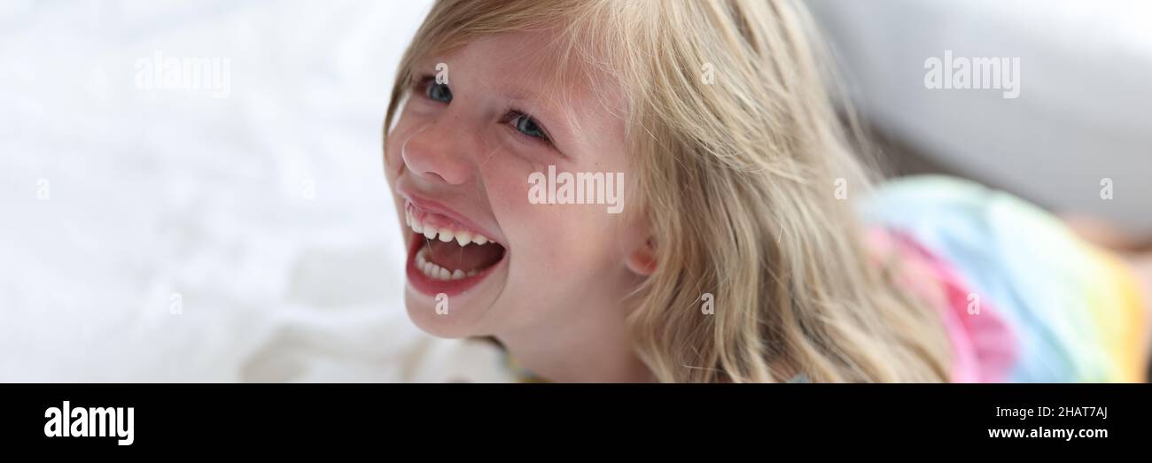 Retrato de llorando niña gritando de cerca Foto de stock