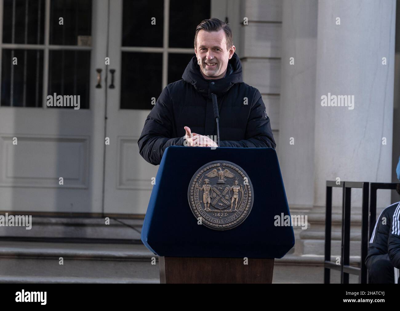 Ronny Deila, entrenador principal, habla durante la celebración de