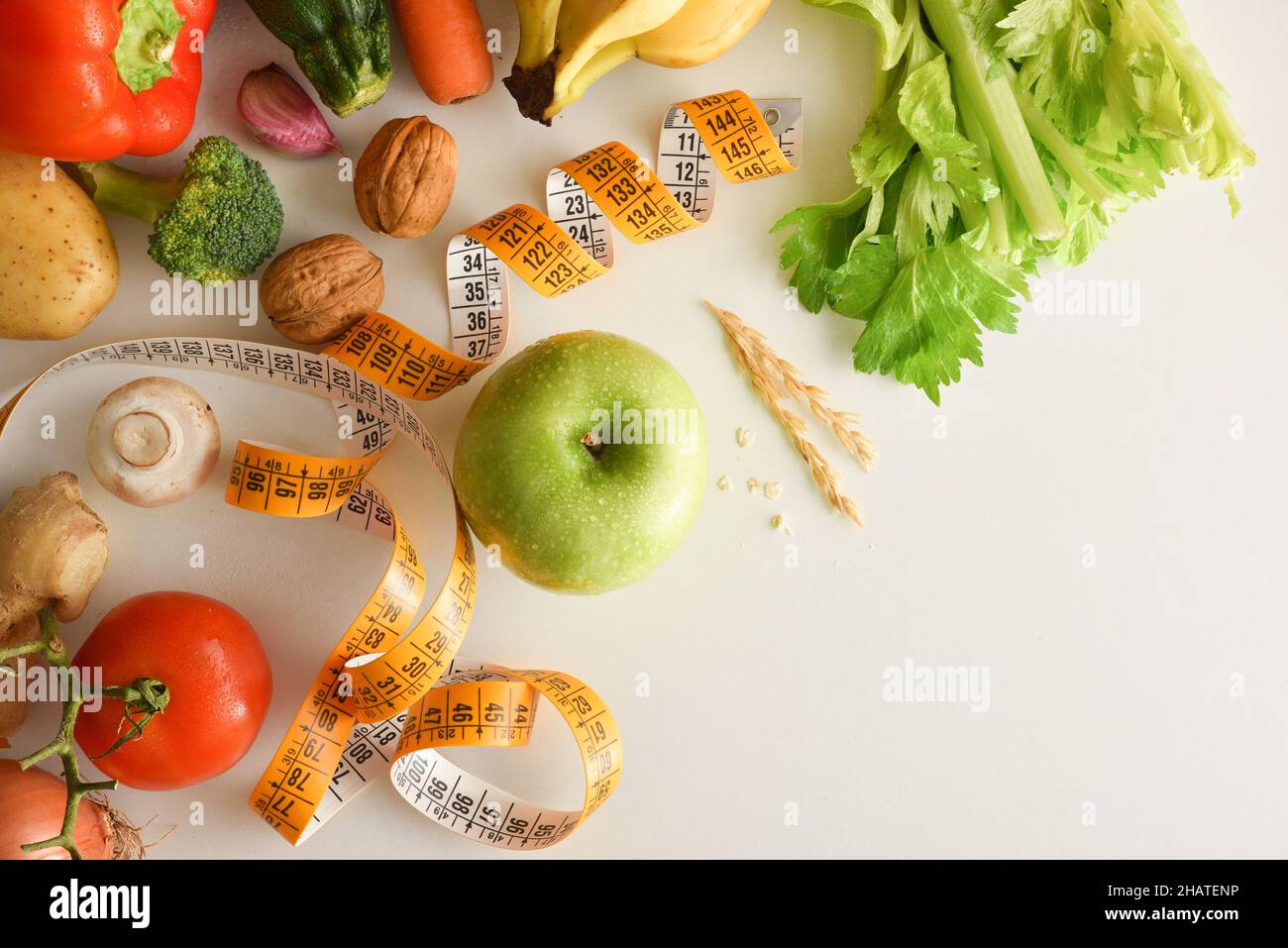 Antecedentes con alimentos saludables y productos dietéticos sobre mesa blanca. Vista superior. Composición horizontal. Foto de stock