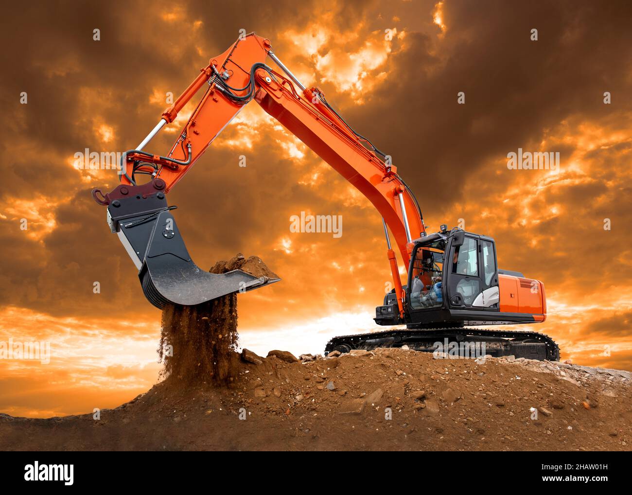 el digger y la excavadora trabajan en el lugar de la construcción Foto de stock