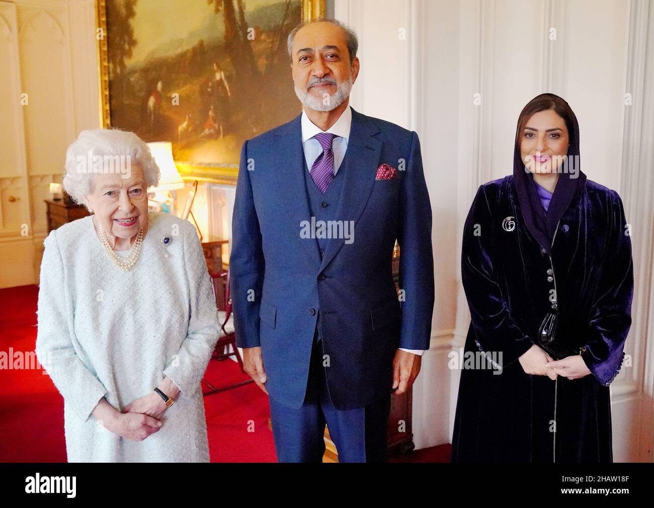 La Reina Isabel II recibe al Sultán de Omán y a su esposa, la primera dama  de Omán, durante una audiencia en el Castillo de Windsor. Fecha de la foto:  Miércoles 15