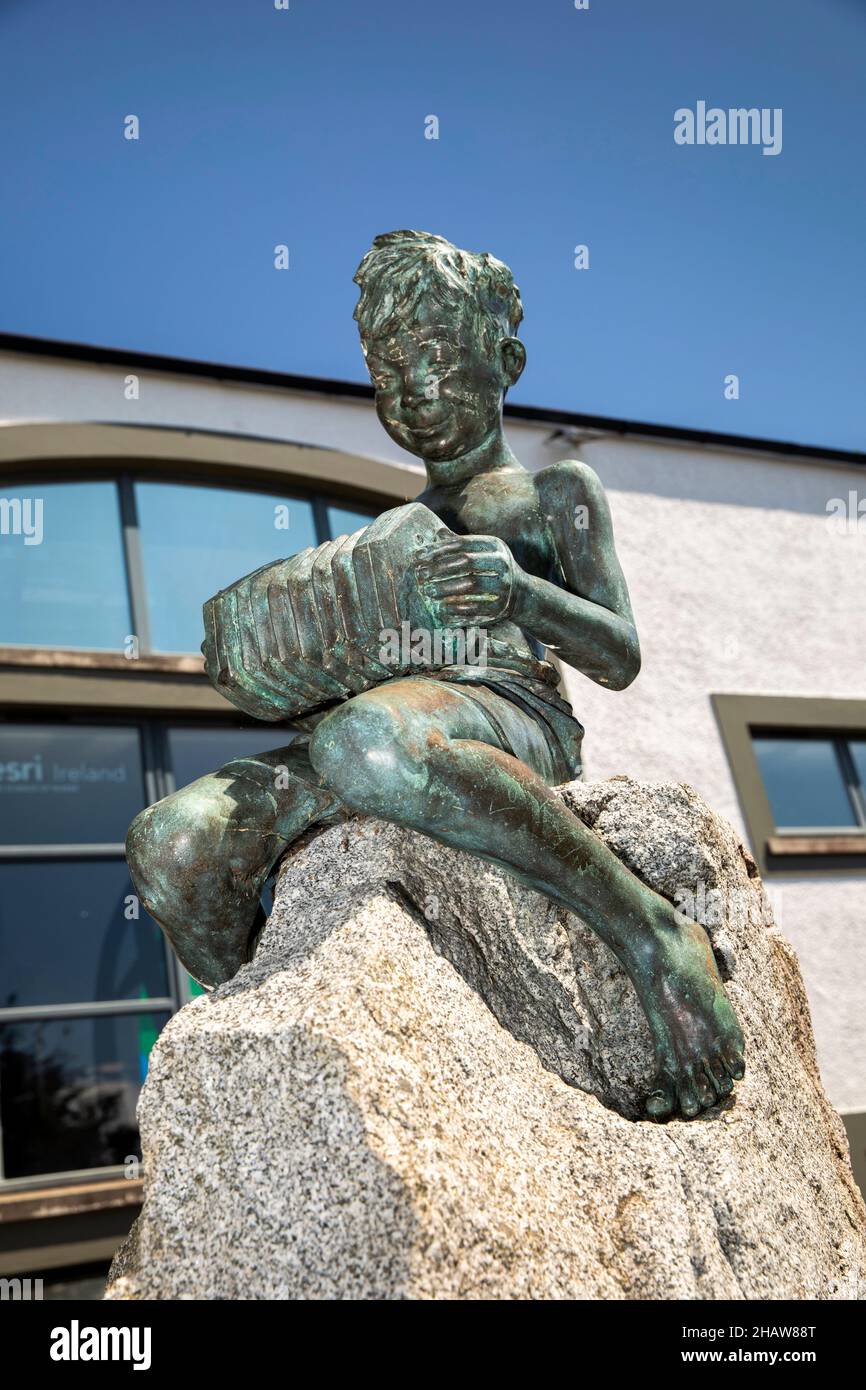 Reino Unido Irlanda del Norte, Co Down, Holywood, High Street, Johnny The Jig es una estatua del artista local Rosamond Praeger Foto de stock