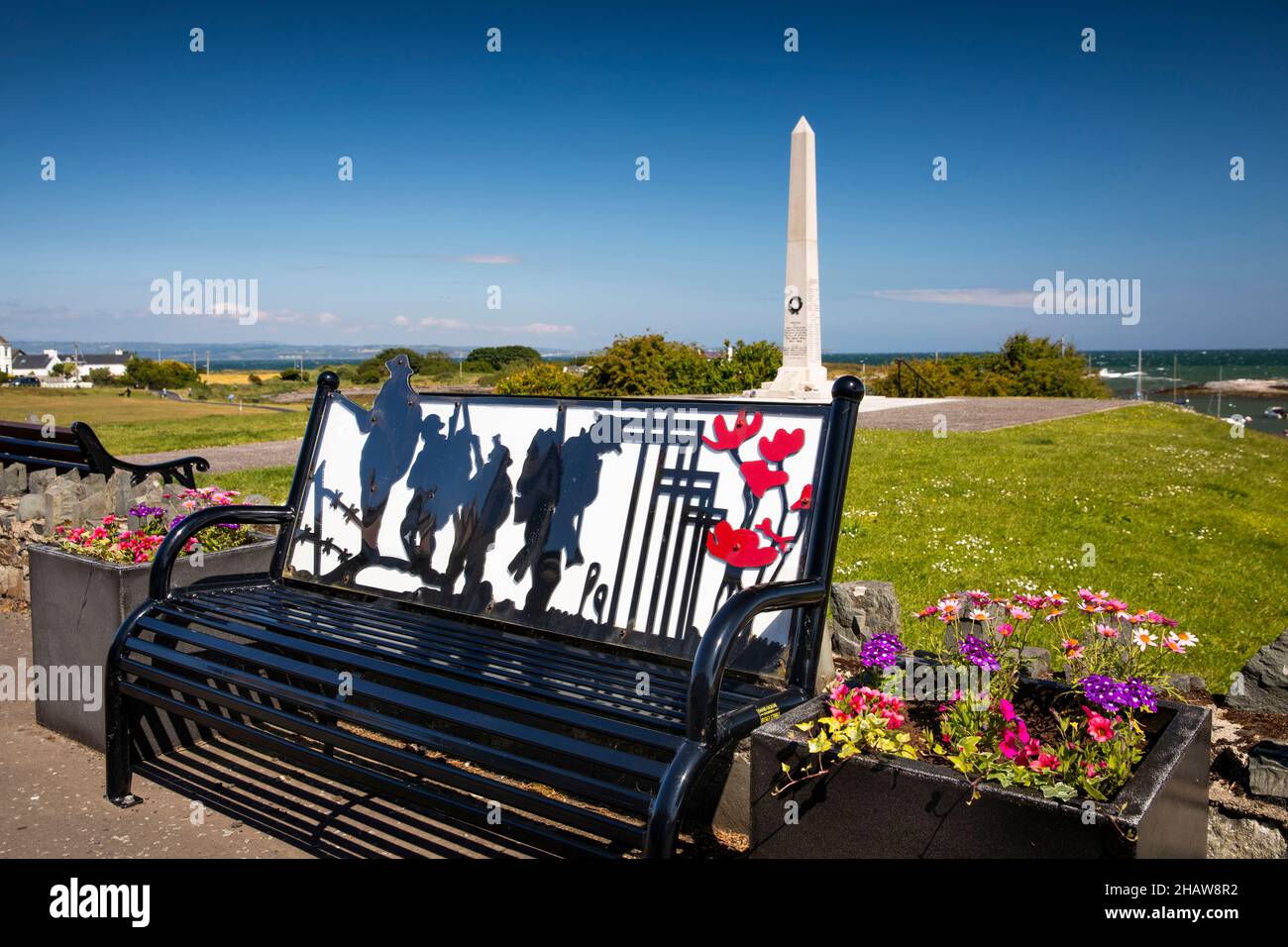 Reino Unido Irlanda del Norte, Co Down, Groomsport, frente al mar, Banco Memorial de Guerra Foto de stock