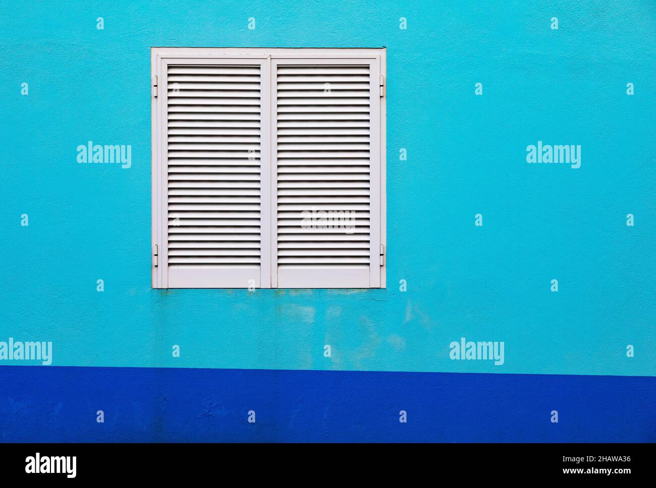 Fachada azul claro de la casa con persianas blancas cerradas, Porto Formoso, Isla de Sao Miguel, Azores, Portugal Foto de stock