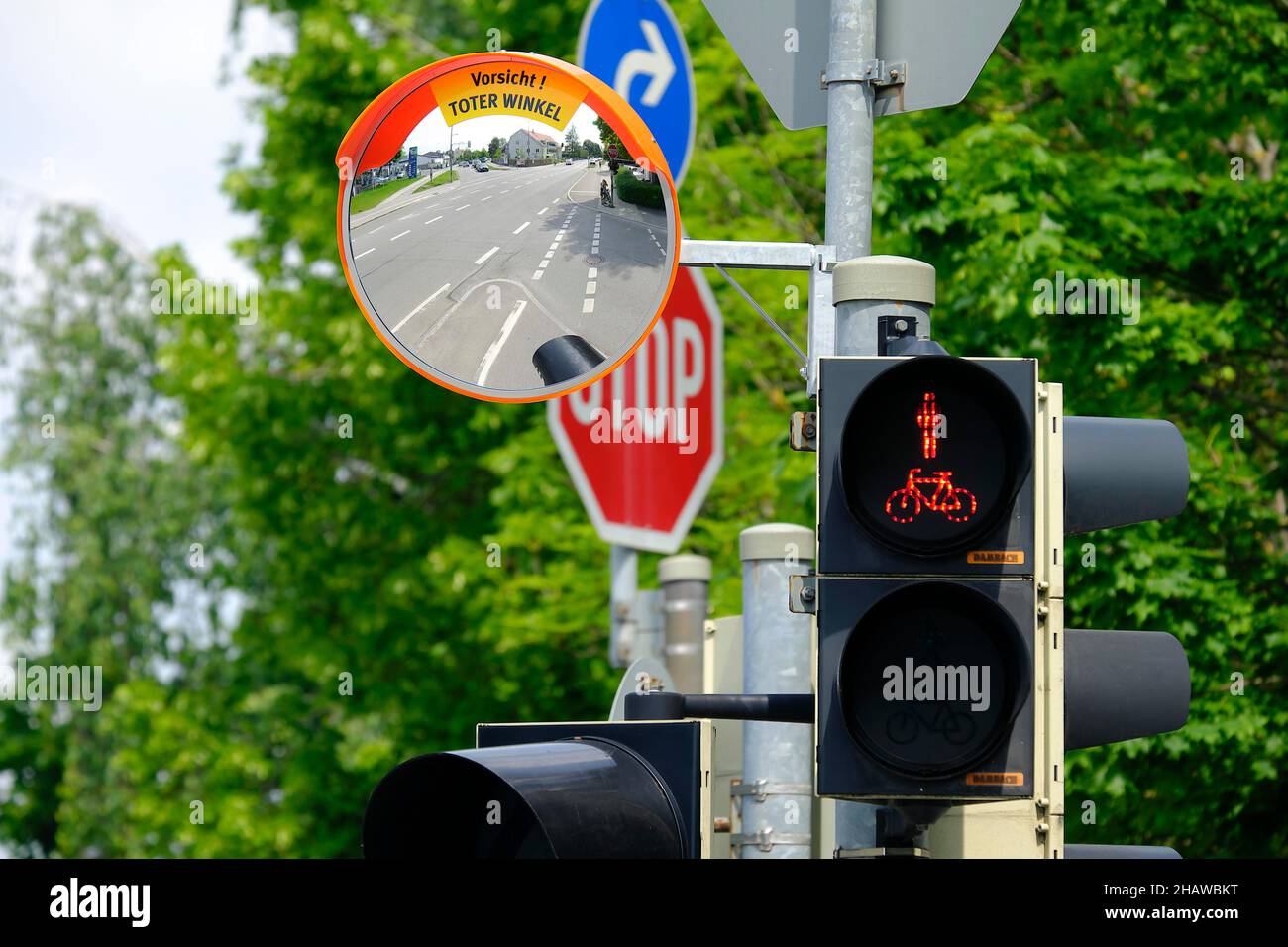 Semáforo con espejo contra punto ciego, para la seguridad de los ciclistas, Munich, Baviera, Alemania Foto de stock