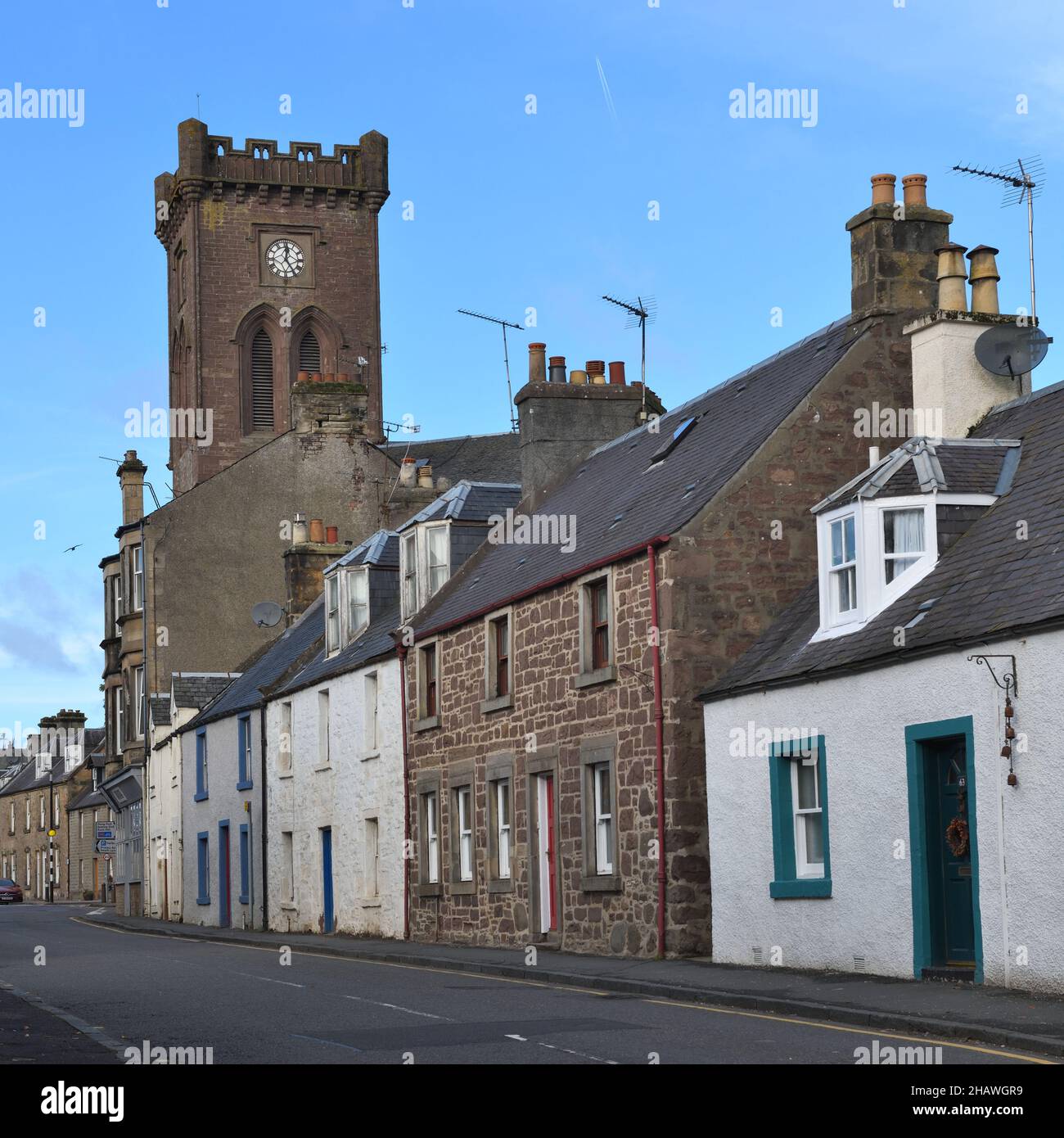 Las casas antiguas y la torre del reloj en Comrie, Strathearn, Escocia, Reino Unido Foto de stock